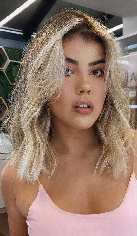 lob haircut with blonde face framing highlights, medium length haircut, medium length haircuts 2022, medium length hairstyles, medium length hairstyles 2022, hairstyles 2021 female medium length, above shoulder length hair, 2022 medium length hairstyles with bangs, mid length hairstyles 2022, layered medium length haircut, medium length blonde hair