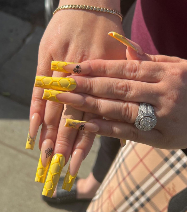 40 Cute Acrylic Nails To Wear This Spring : Yellow Beehive Nail Art