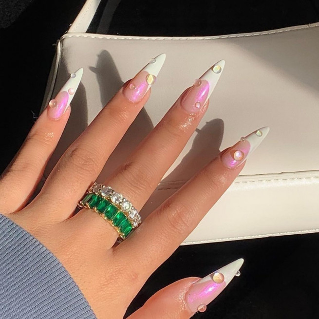40 Cute Acrylic Nails To Wear This Spring : Stiletto Nail Art with Pearls