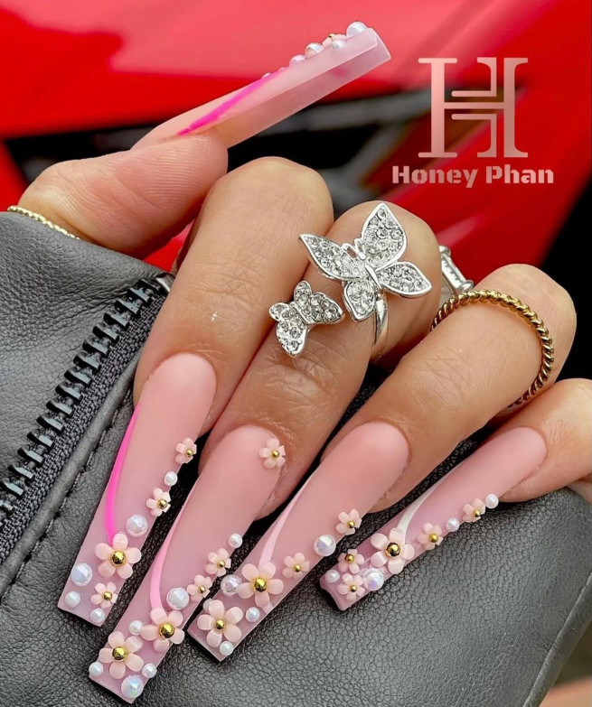 prom nails, graduation nails, prom nails 2022, graduation nails 2022, prom nails ideas, prom nails french tip, red prom nails, classy graduation nails, prom nails for blue dress, black prom nails, pink prom nails, white prom nails, graduation nails white