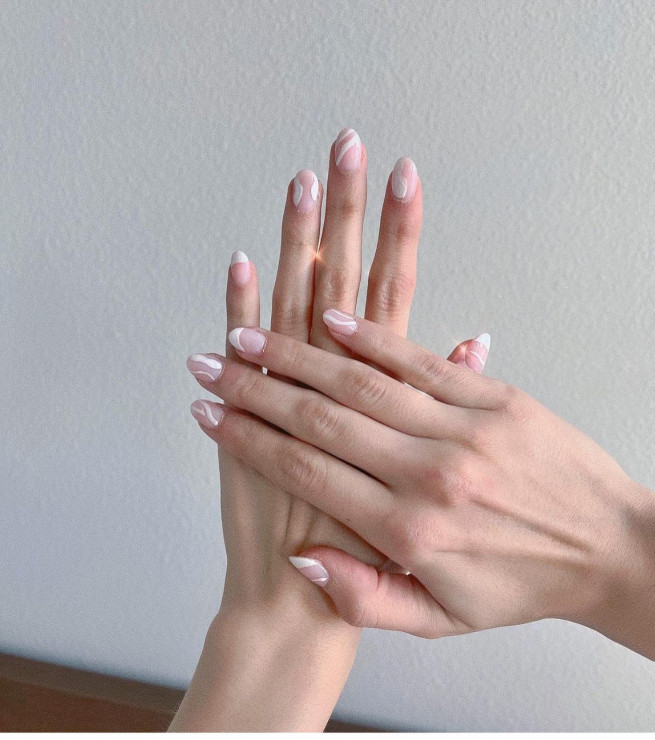 nude nails with white lines, nude nail designs 2022, nude nails 2022, classy nude nails, nude nails with design, acrylic nails with white outline, almond nails with white lines, white line nail design, white swirl nails, white french nails, almond nails, white swirl almond nails