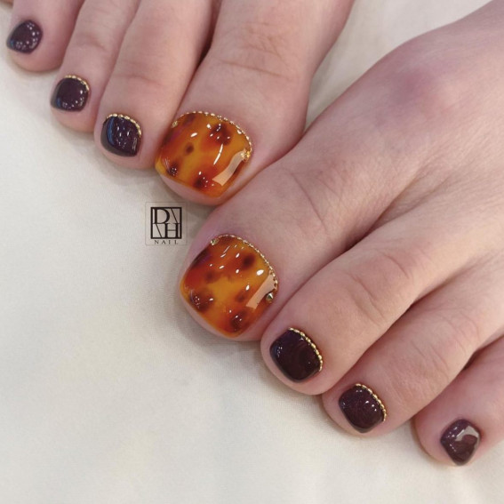 37 Crazy Cute Pedicure Designs : Tortoiseshell + Brown + Gold Cuffs