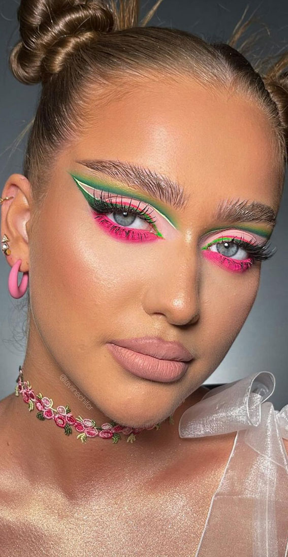 50 Gorgeous Makeup Trends to Try in 2022 : Green and Dark Pink Makeup