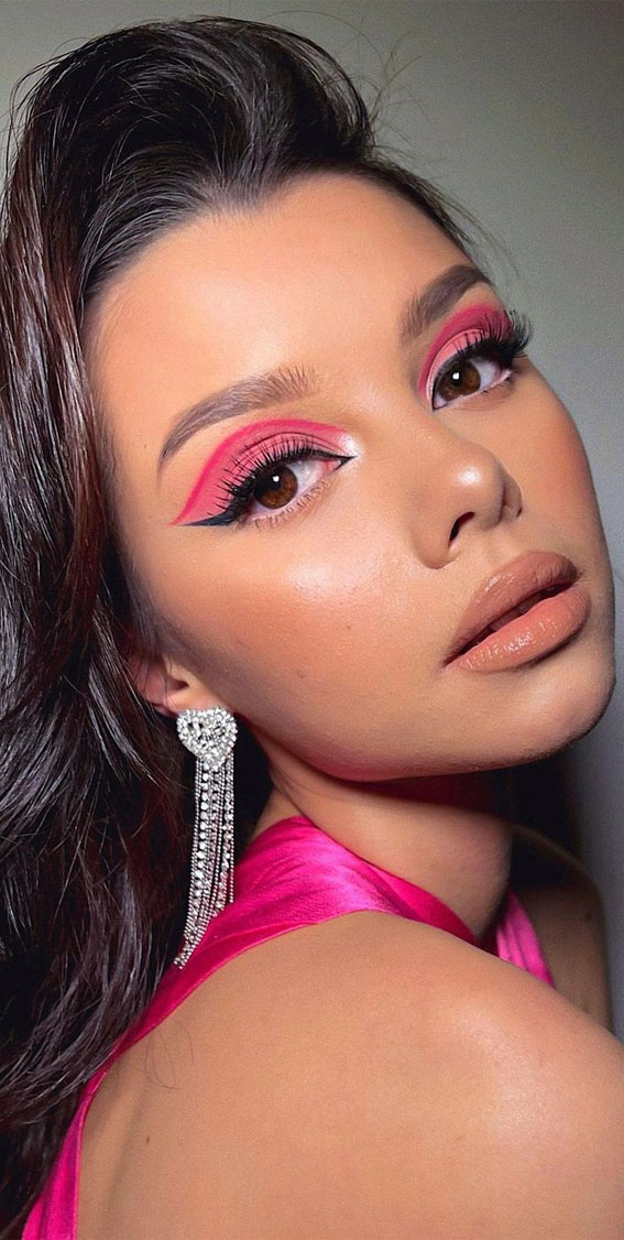 50 Gorgeous Makeup Trends to Try in 2022 : Dark Pink Eyeshadow