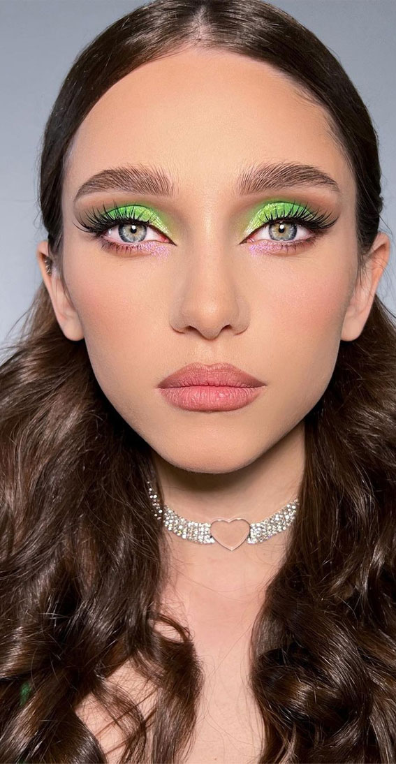 50 Gorgeous Makeup Trends to Try in 2022 : Bright Green Makeup