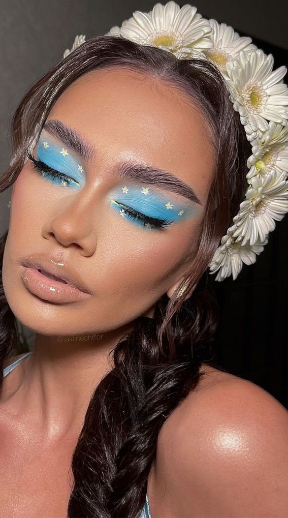 50 Gorgeous Makeup Trends to Try in 2022 : Blue Eyeshadow + Daisy