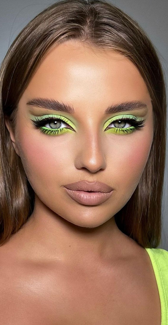 50 Gorgeous Makeup Trends to Try in 2022 : Neon Green Eyeshadow