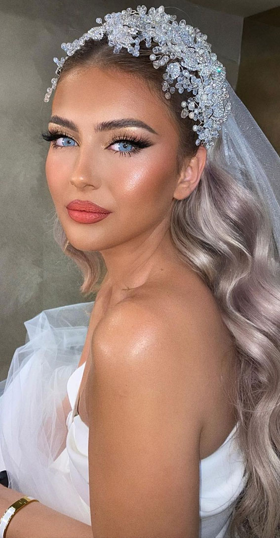 50 Gorgeous Makeup Trends to Try in 2022 : Ash Blonde + Blue Eye Makeup