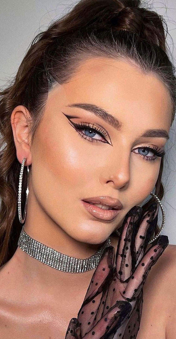 50 Gorgeous Makeup Trends to Try in 2022 : Neutral + Graphic Lines