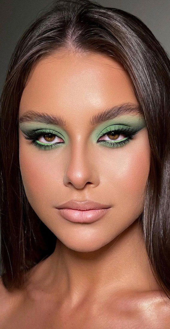 50 Gorgeous Makeup Trends to Try in 2022 : Green Eyeshadow