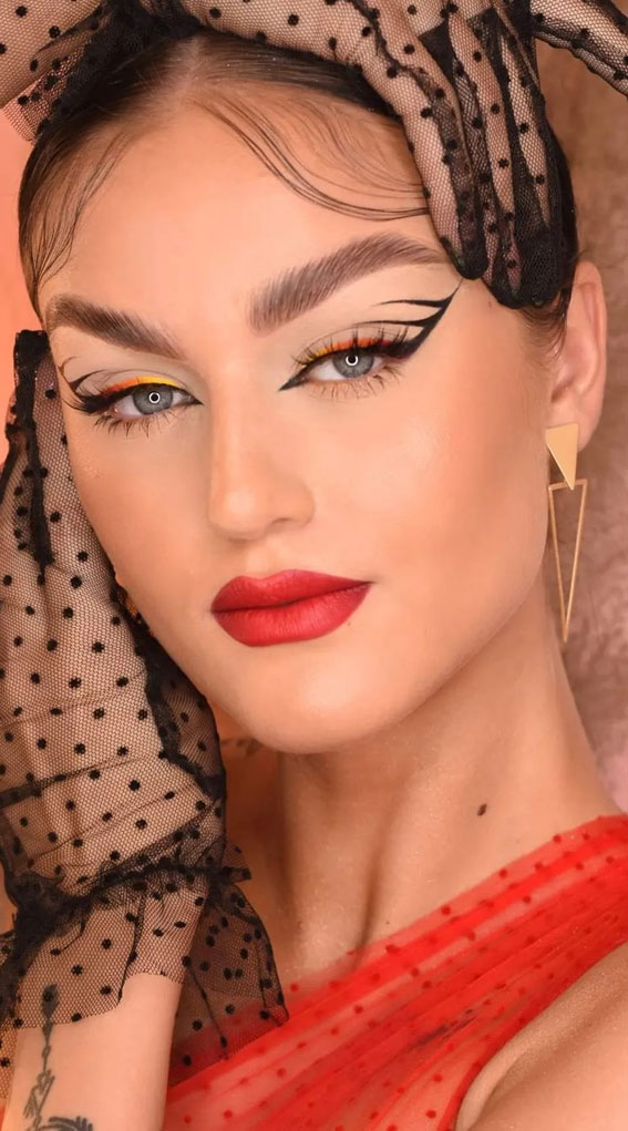 50 Gorgeous Makeup Trends to Try in 2022 : Black Graphic Lines