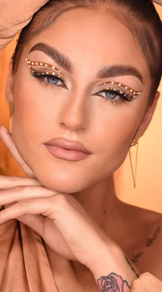 50 Gorgeous Makeup Trends to Try in 2022 : Gold Graphic Lines + Pearls