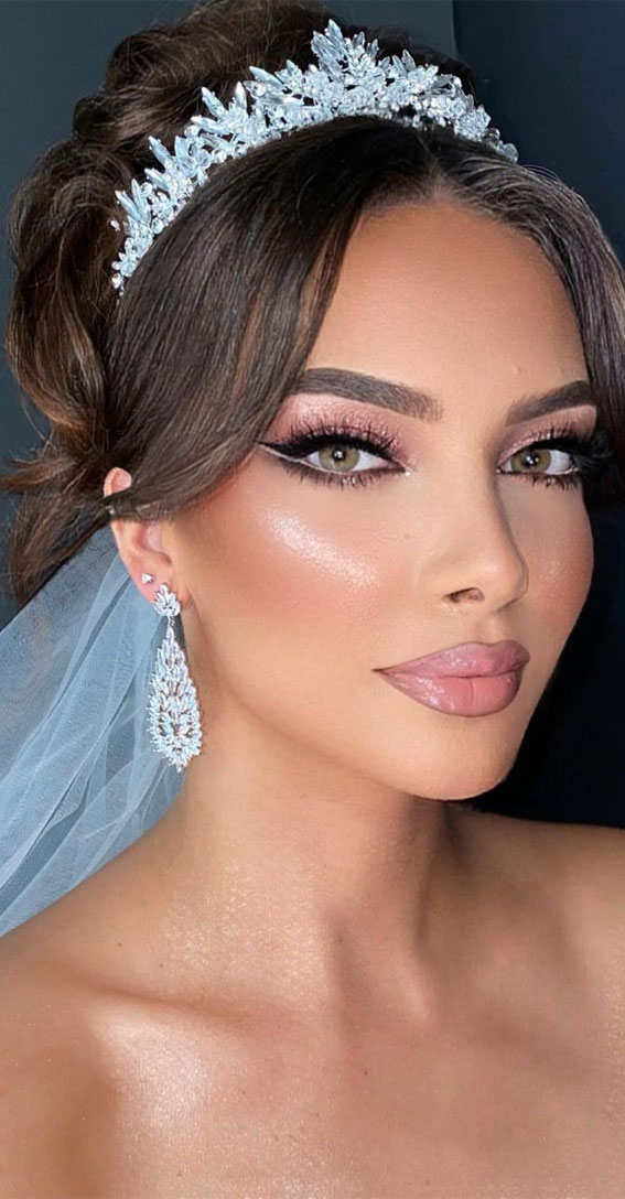 50 Gorgeous Makeup Trends to Try in 2022 : Bridal Makeup with Hair Up