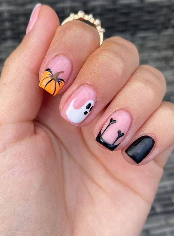 30+ Spooky Halloween Nail Ideas : Mismatched Halloween Set Natural Nails 