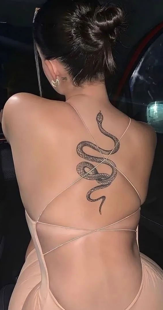 70+ Beautiful Tattoo Designs For Women : Snake Tattoo on The Back