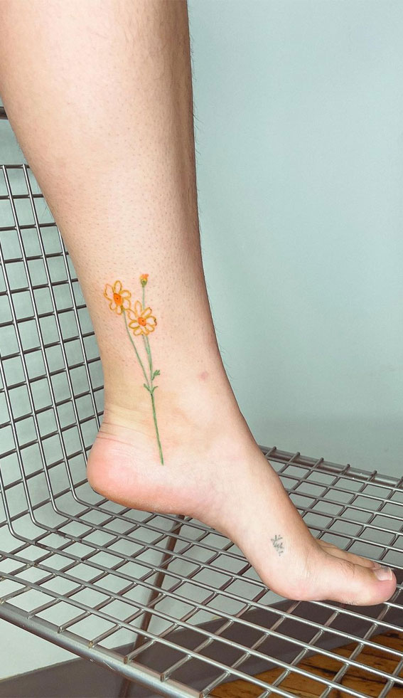 70+ Beautiful Tattoo Designs For Women : Daisies in marker drawing style