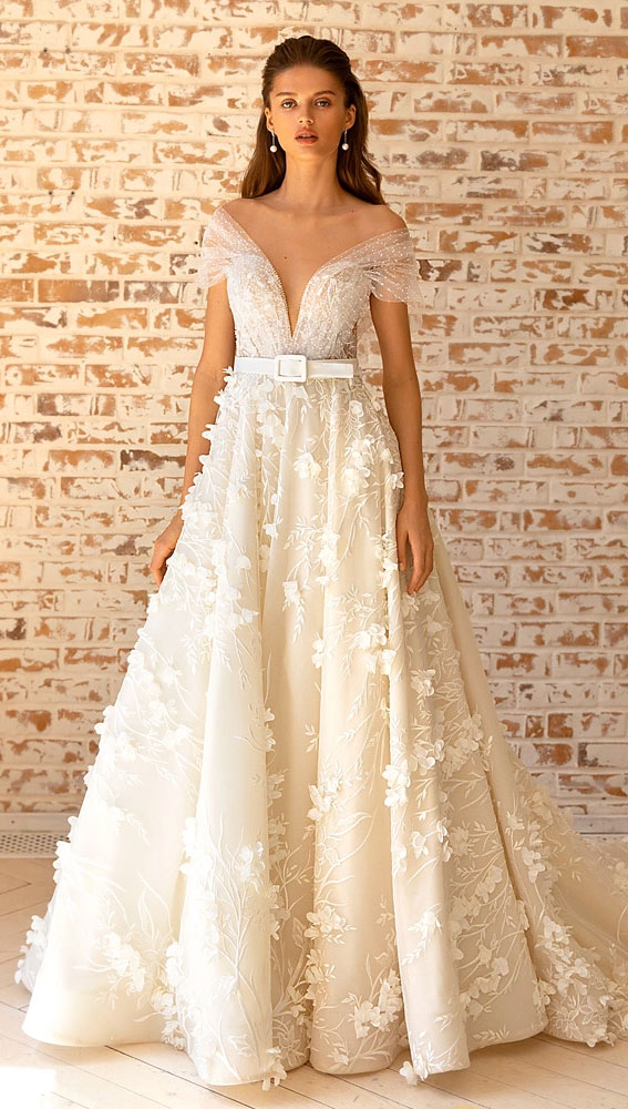 wedding dress fabric, wedding dress fabric with pictures, lace wedding dress, short sleeve v-shaped low neck a-line wedding dress