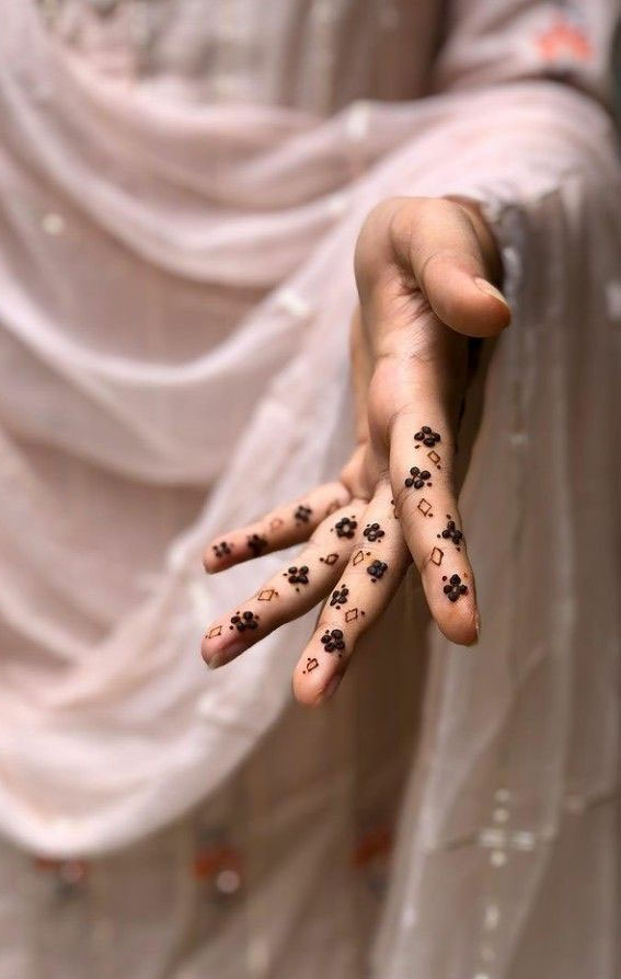 70 Minimal Henna Designs : Geometric & Flower