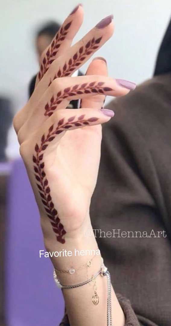 70 Minimal Henna Designs : Leave on Side Fingers
