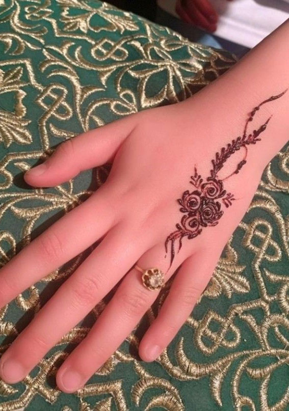 70 Minimal Henna Designs : Floral Above 4th Finger