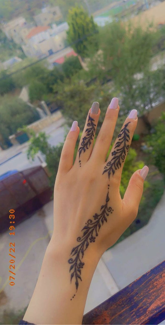 70 Minimal Henna Designs : Floral on 2nd & 4th Fingers