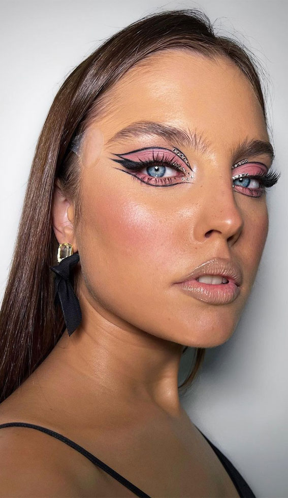 25 Soft and Ethereal Summer Makeup Delight : Soft Pink Eyeshadow + Graphic Lines