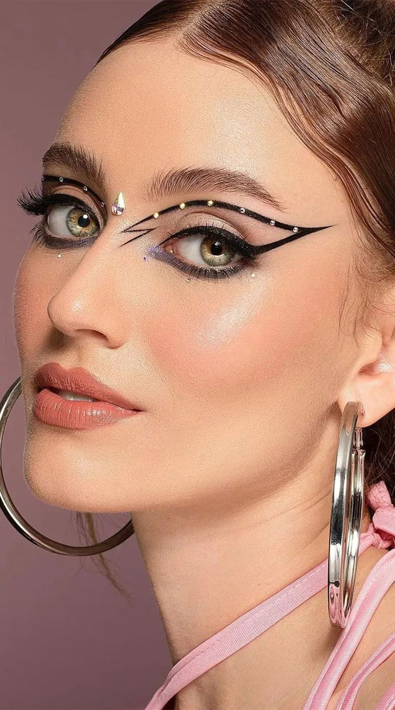 25 Soft and Ethereal Summer Makeup Delight : Rhinestones & Graphic Lines