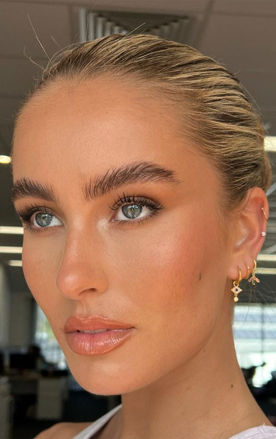 Summer Makeup Looks That Shine : Light Makeup + Glossy Lips
