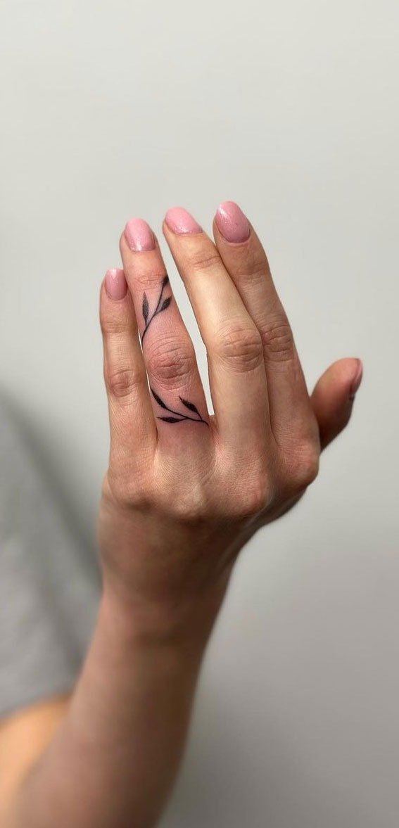Ink Embrace Artistry on the Hand : Leaf on The Fourth Finger