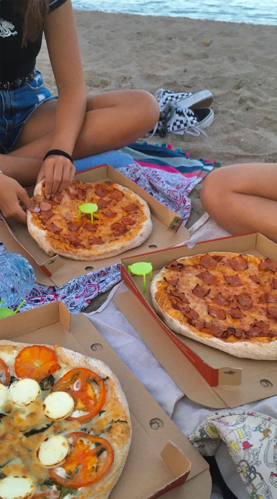 Feast for the Senses Captivating Food Aesthetics : Pizza Picnic