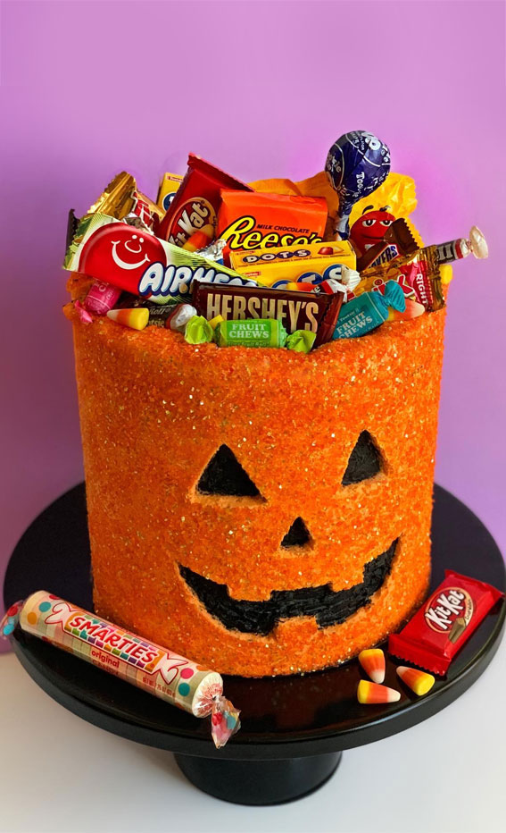 Halloween Cake Ideas to Haunt Your Taste Buds : Jack-O-Lantern Cake Topped with Sweet