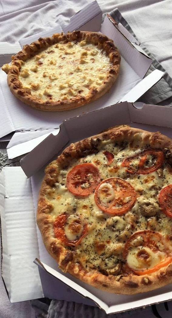Savory Seduction 50 Feasts for the Senses : Cheese & Pepperoni Pizzas