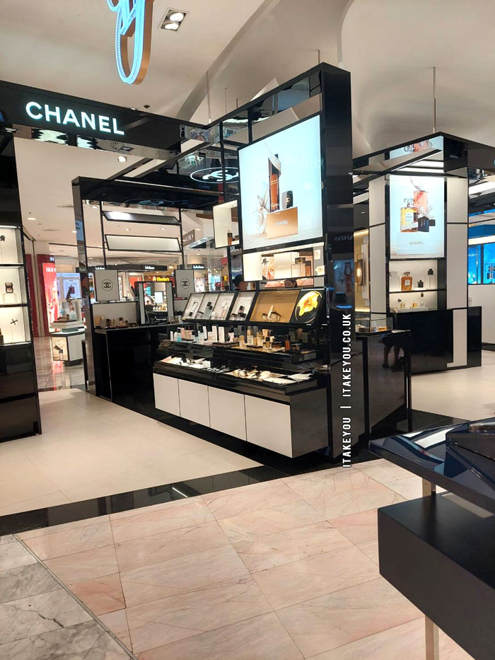 A Snapshot of Beauty Essentials : The Chanel Brand Beauty Counter