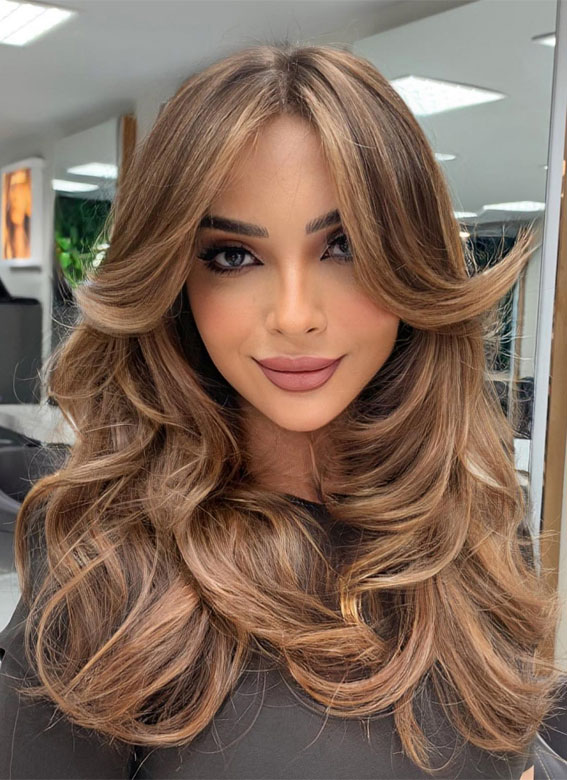 Chic & Versatile Layered Haircuts & Styles : Salted Caramel Breeze of Textured Glam