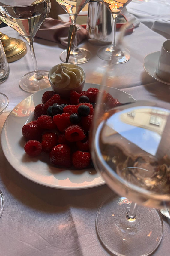 These Snapshots Make Your Mouth-Watering : Berry & Champagne