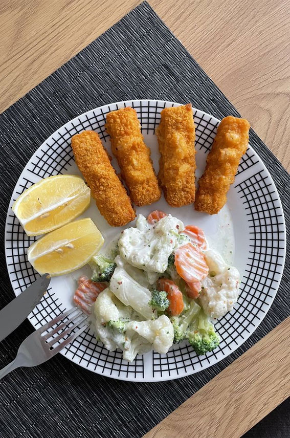 These Snapshots Make Your Mouth-Watering : Fish Fingers & Veggies with Creamy Sauce