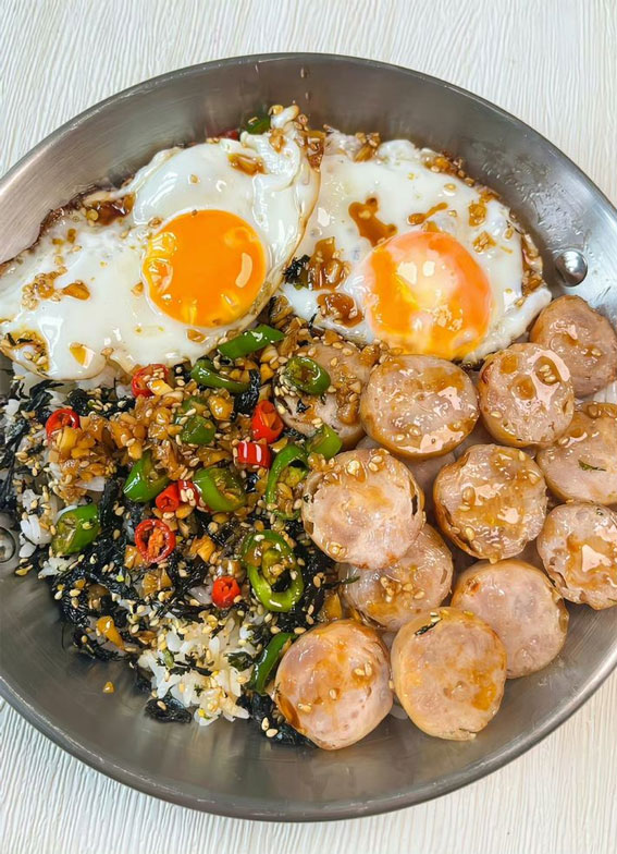 These Snapshots Make Your Mouth-Watering : Steam Sausages, Fried Egg & Rice with Seaweed