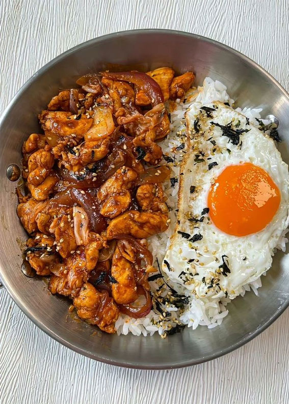 These Snapshots Make Your Mouth-Watering : Stir-fly Chicken with Red Onion & Fried Egg