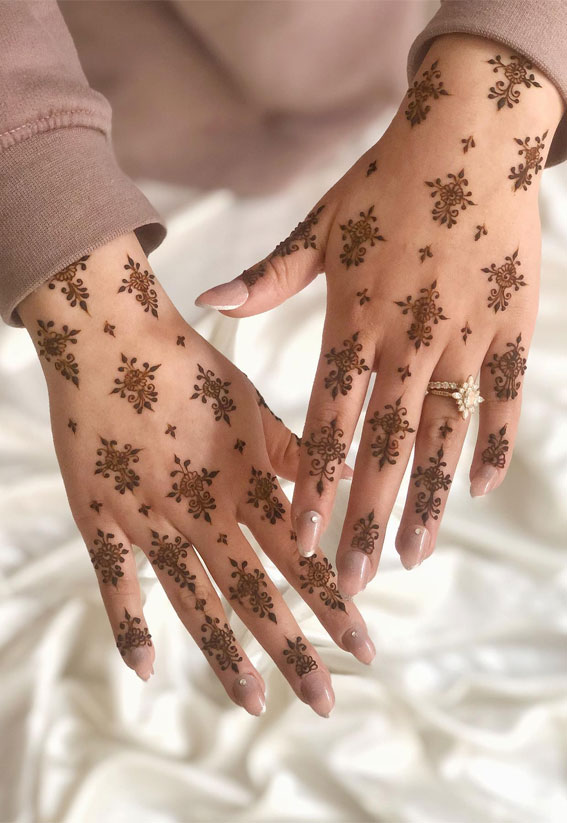 20 Simple Henna Ideas for Stylish Expressions : Floral Dainty Henna