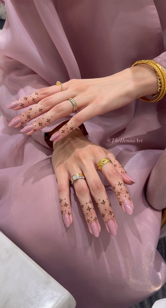 20 Simple Henna Ideas for Stylish Expressions : Dazzling Stars