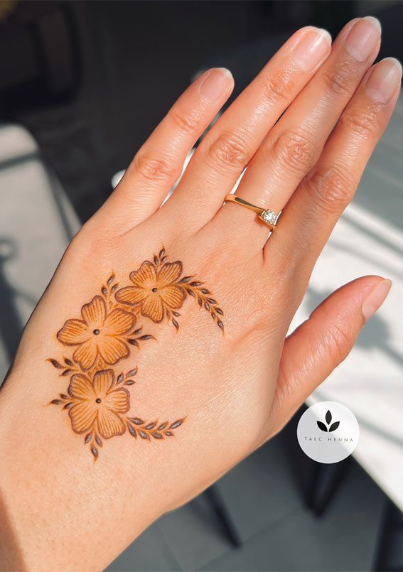 20 Simple Henna Ideas for Stylish Expressions : Timeless Floral Henna