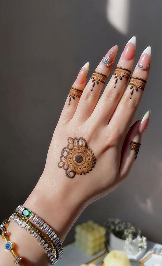 20 Simple Henna Ideas for Stylish Expressions : Simple & Charm Henna on Back Hand