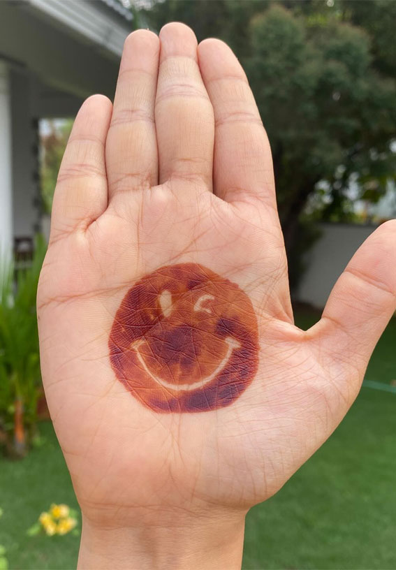 20 Simple Henna Ideas for Stylish Expressions : Smiley Face Henna