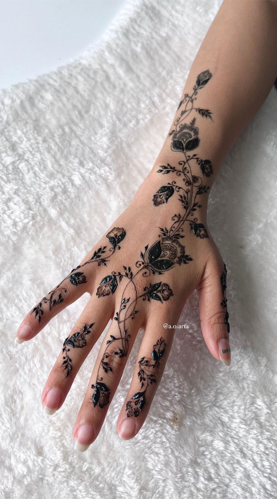 20 Simple Henna Ideas for Stylish Expressions : Intricate Floral Pattern Henna