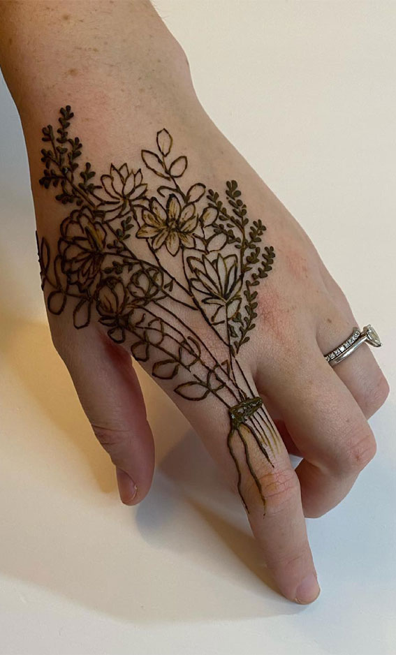 20 Simple Henna Ideas for Stylish Expressions : Delicate Bouquet Henna on Finger & Hand
