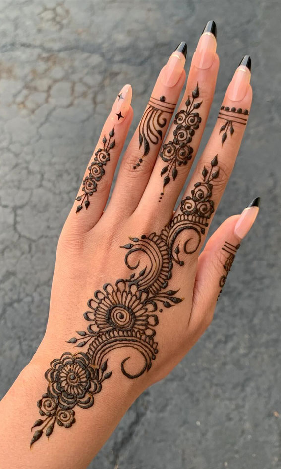 33 Trendy Henna Designs To Inspire : Mix of intricate florals & Swirl