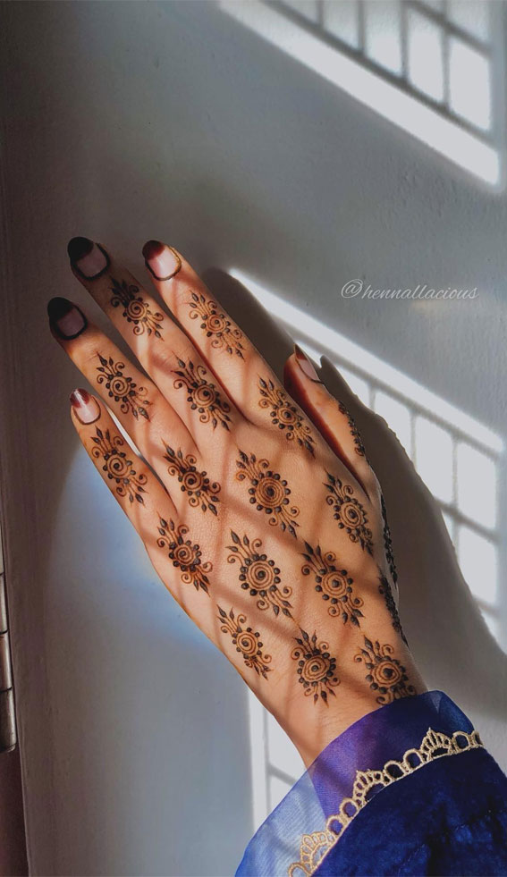 33 Trendy Henna Designs To Inspire : Charming Arabesque Pattern