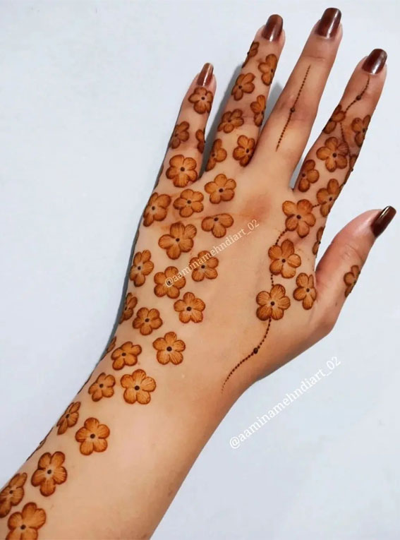 33 Trendy Henna Designs To Inspire : Simplicity Small Floral Pattern Henna