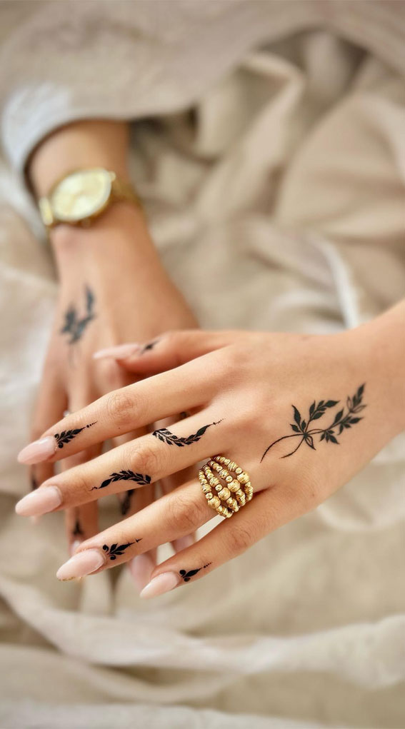 33 Trendy Henna Designs To Inspire : Minimalist Leave Henna