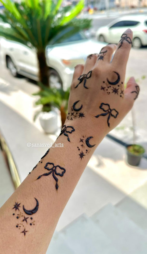 33 Trendy Henna Designs To Inspire : Chic Bows & Crescent Moons